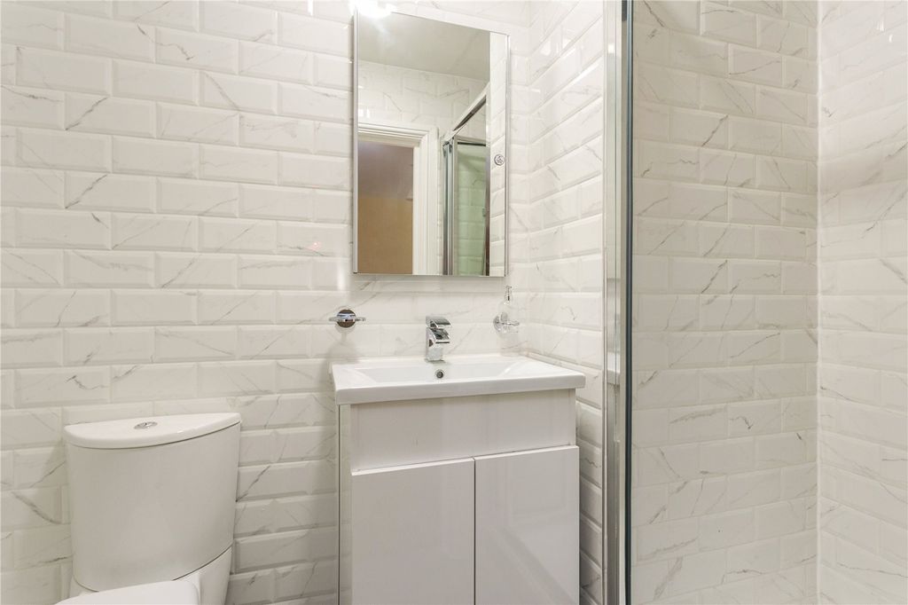 Property photo 2 of 9 Bathroom