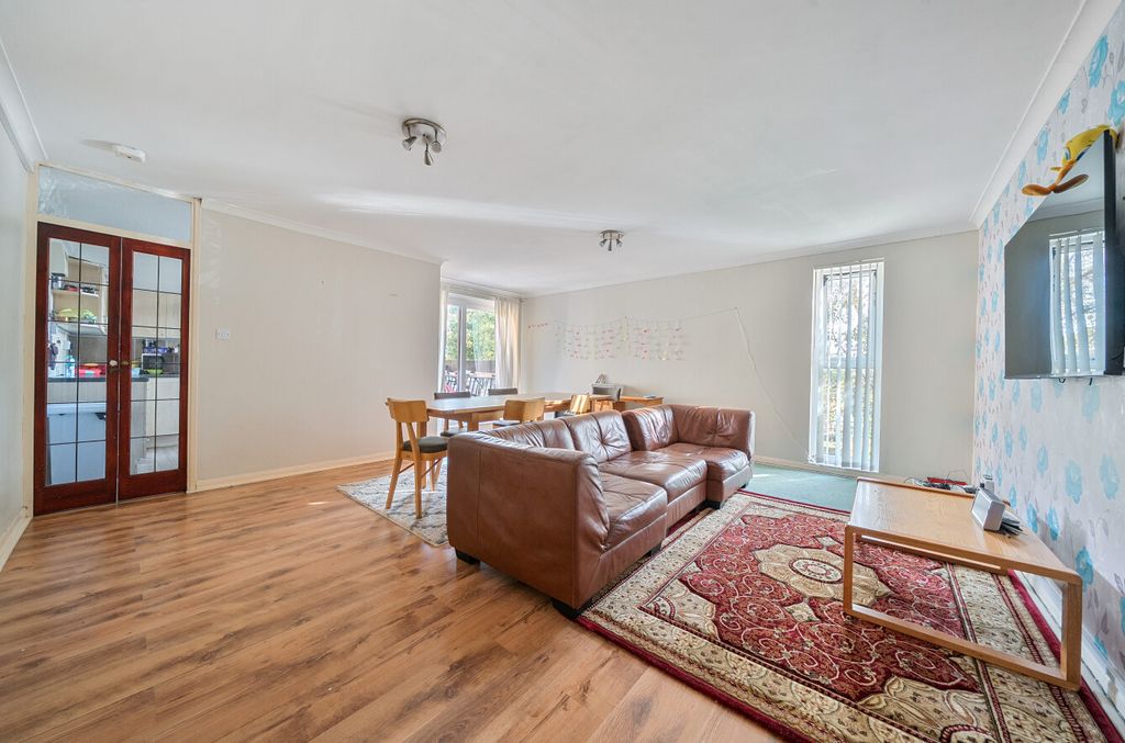 Property photo 2 of 12 1371022-1-68F650c...