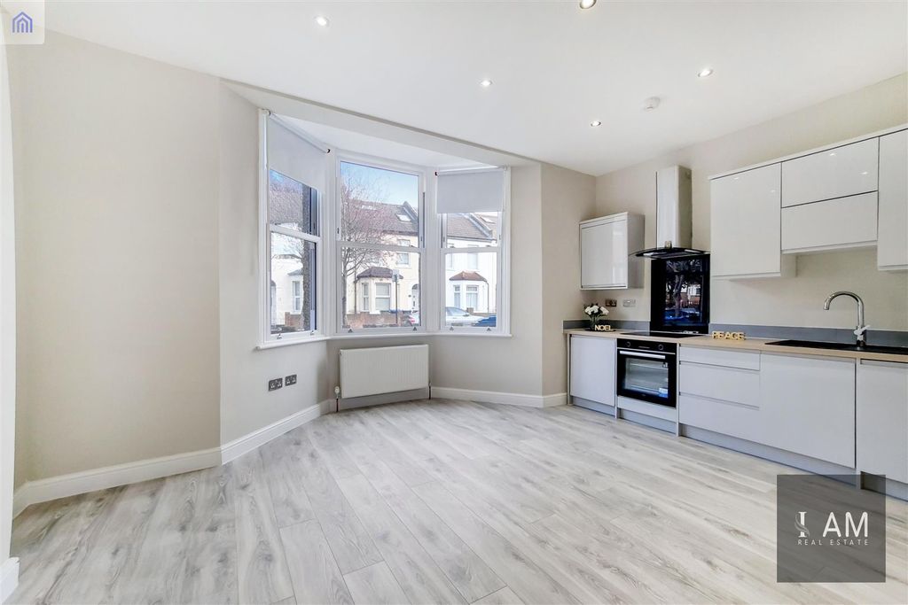 Property photo 2 of 12 Kitchen-Reception