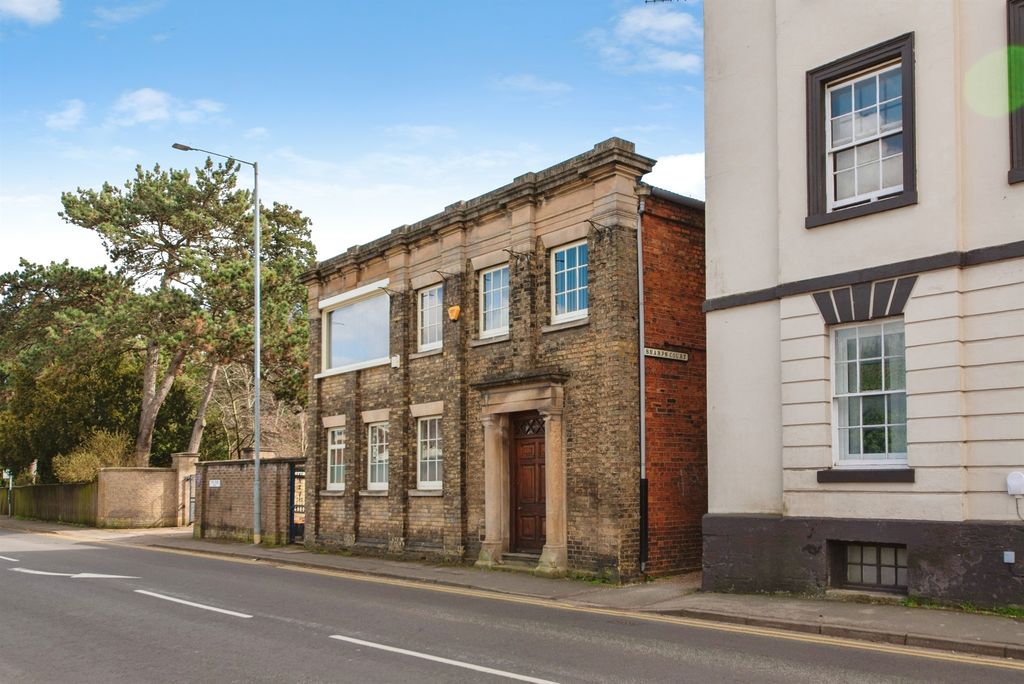 Property photo 1 of 12