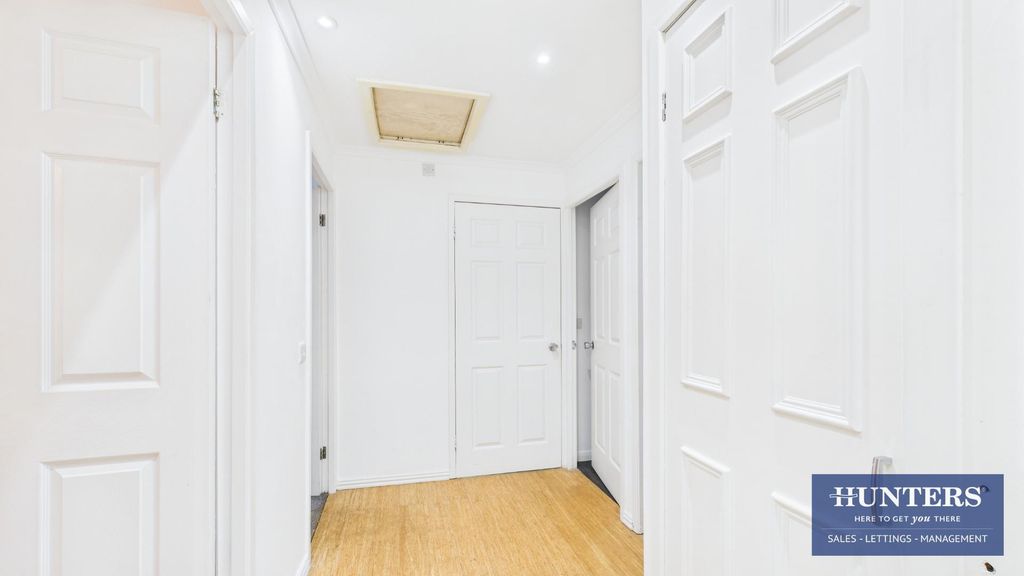 Property photo 2 of 8 Hallway