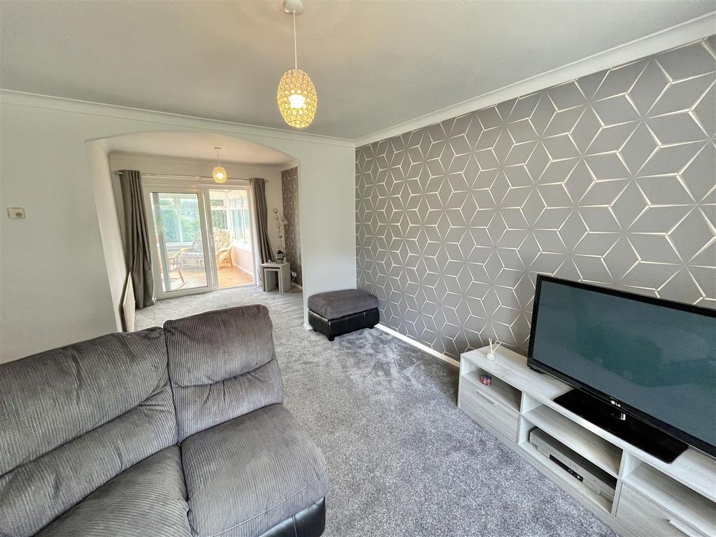 Property photo 3 of 13 Lounge