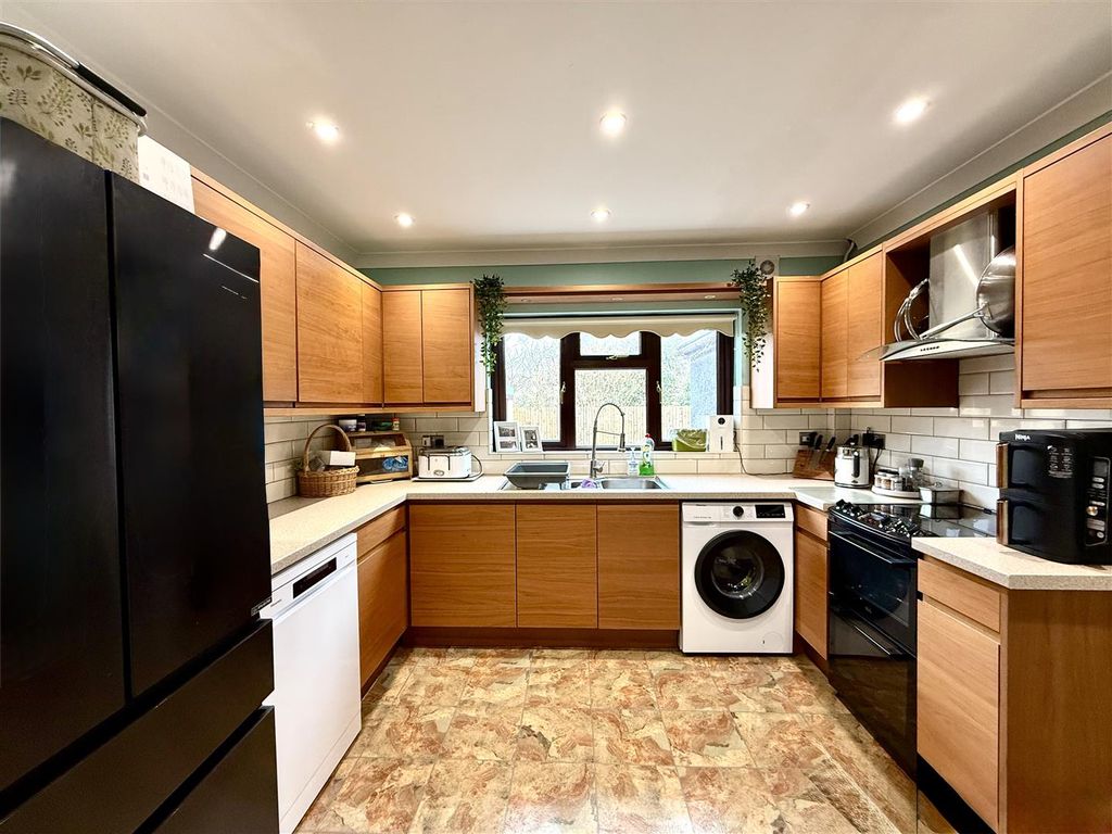 Property photo 2 of 37 Kitchen/Breakfast Room