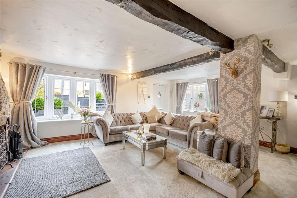 Property photo 2 of 31 Lounge