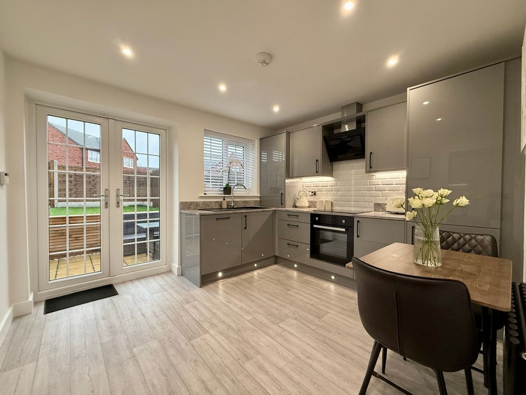 Property photo 3 of 14 Kitchen