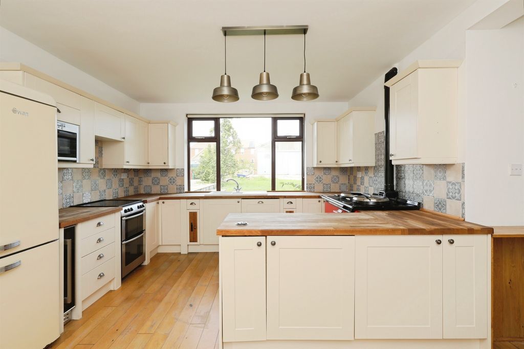 Property photo 2 of 21 Kitchen Diner