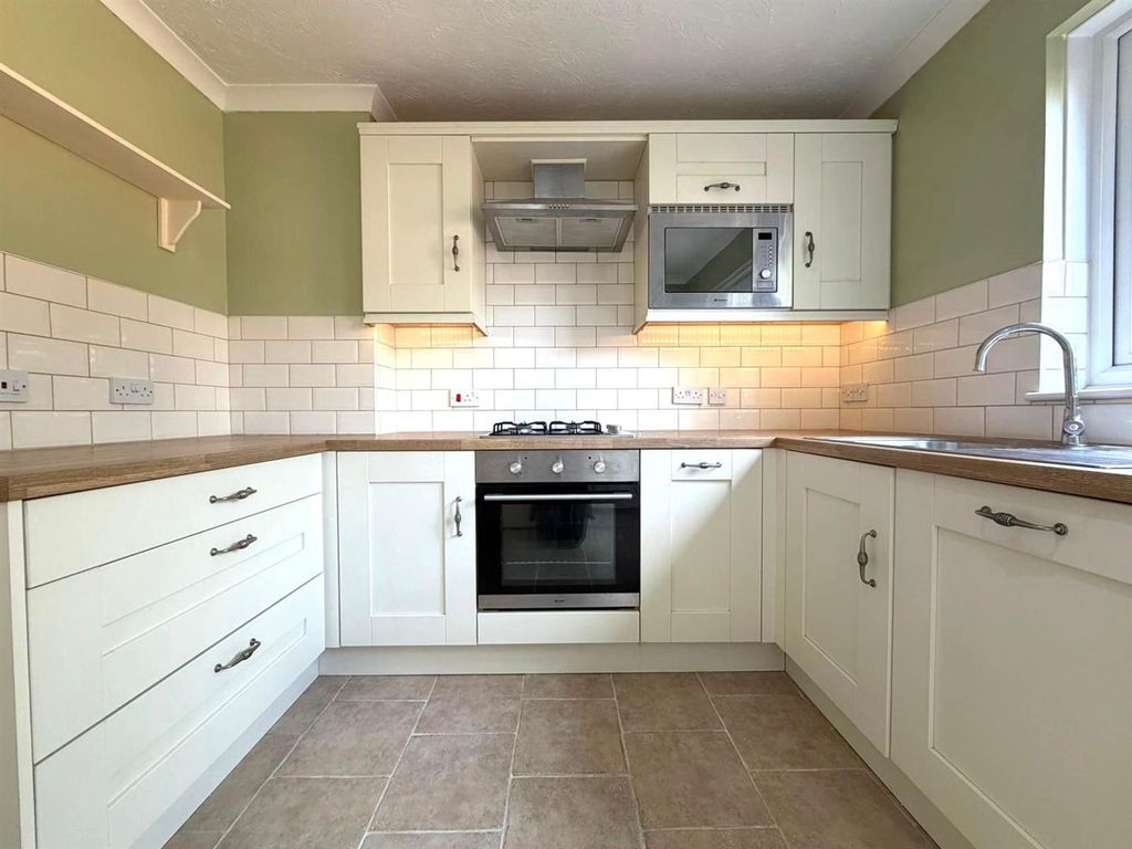 Property photo 3 of 7 Kitchen
