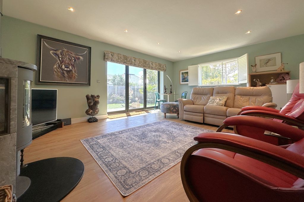 Property photo 3 of 17 Photo 8