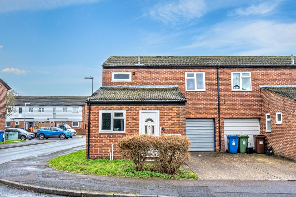 Property photo 1 of 20 8 Rookwood Avenue, Owlsmoor, Gu47 0Tw