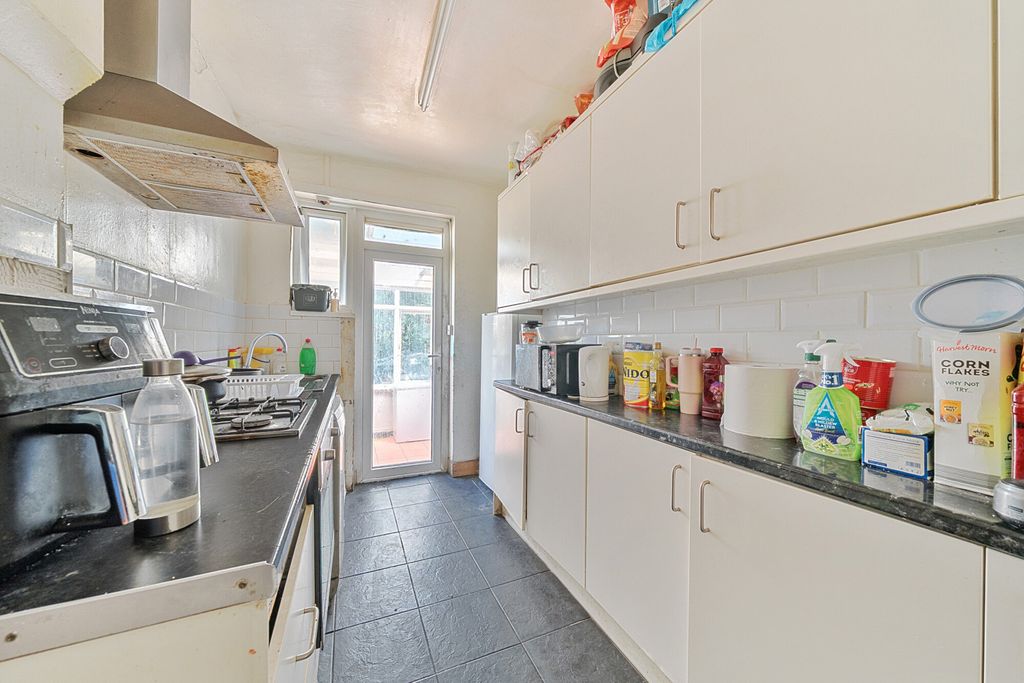 Property photo 3 of 7 Kitchen