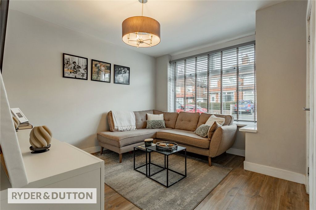 Property photo 3 of 18 Lounge