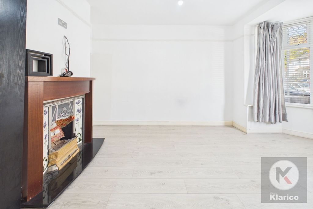 Property photo 3 of 17 Dining