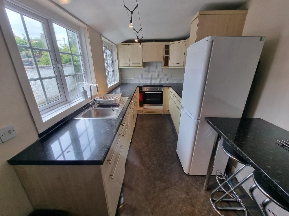 Property photo 3 of 11 Kitchen