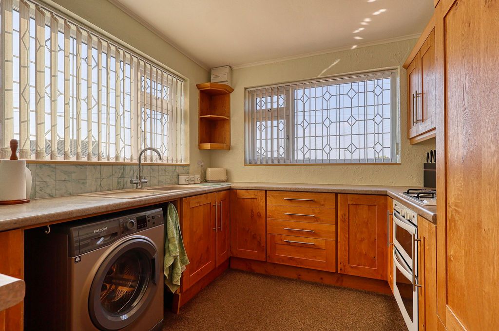 Property photo 2 of 11 Kitchen