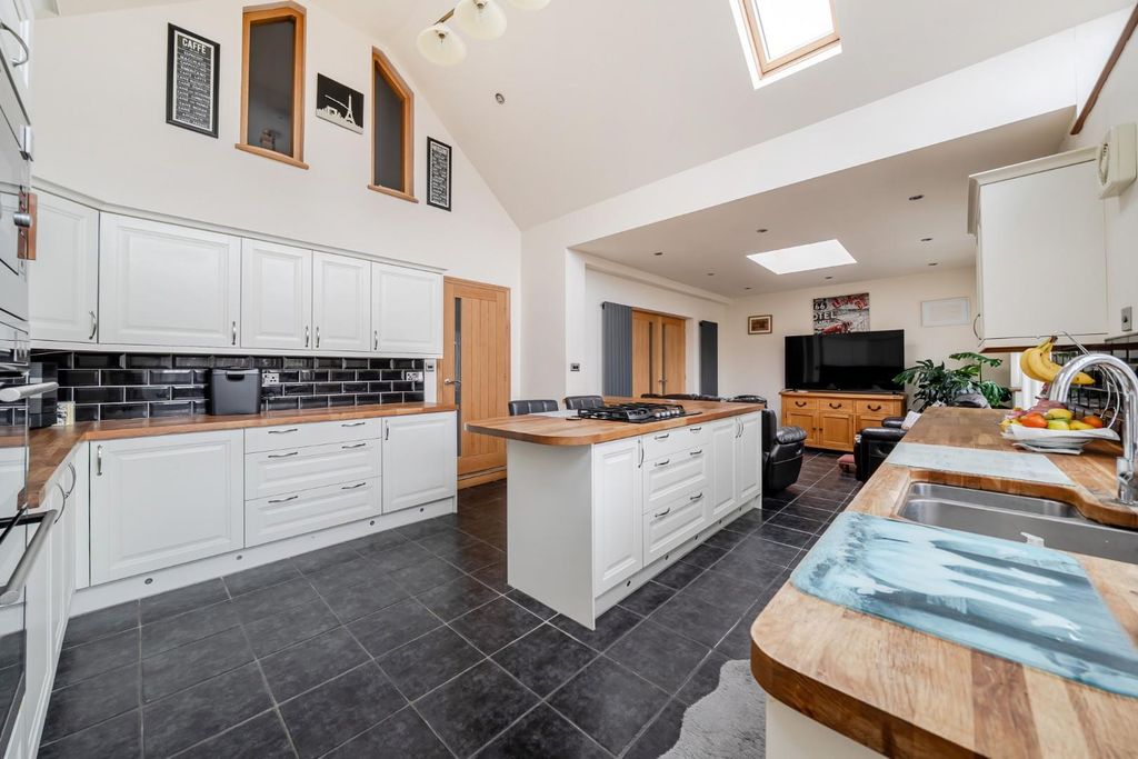 Property photo 3 of 25 1405729-4-6985d1Fcd7d5d.Jpg