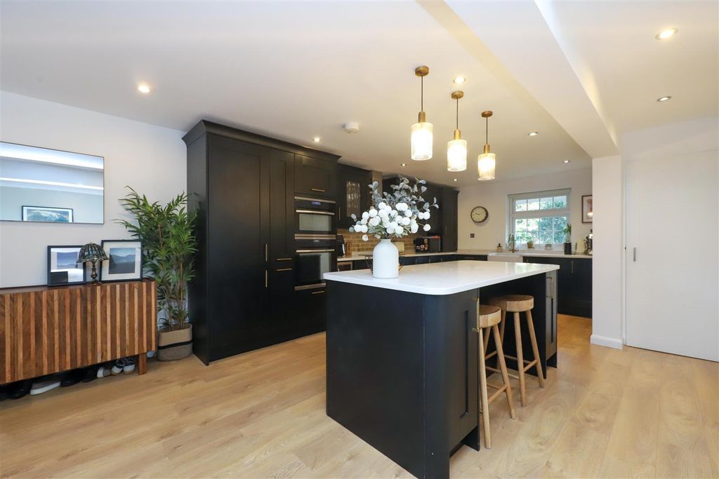 Property photo 2 of 20 Westbury Lodge Close