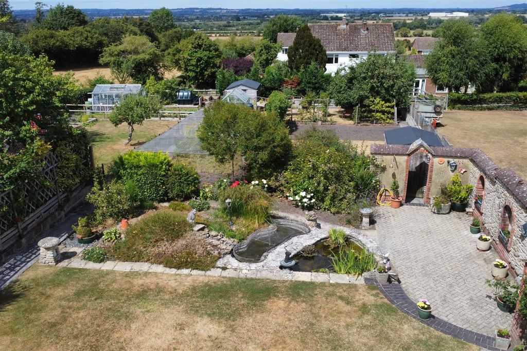 Property photo 2 of 17 Garden