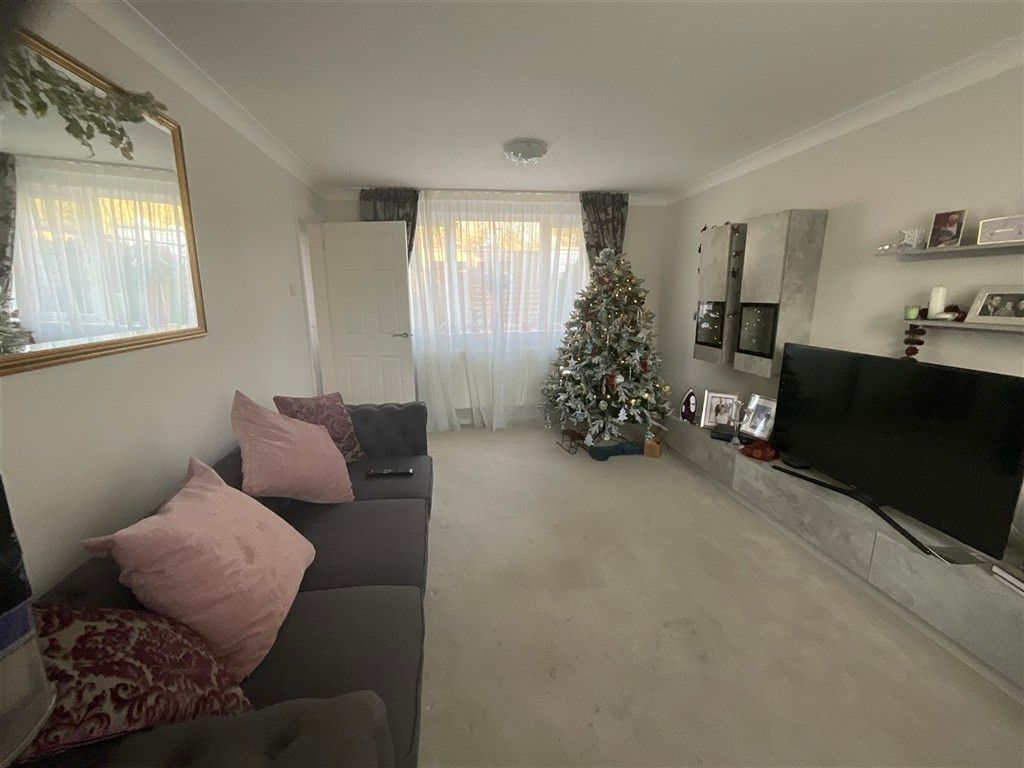 Property photo 3 of 8 Lounge