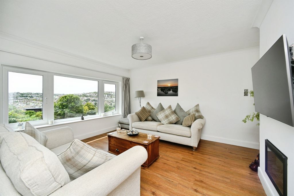 Property photo 2 of 28