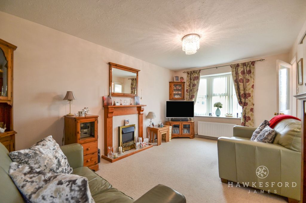 Property photo 2 of 10 Hambrook Walk, Sittingbourne - Lounge