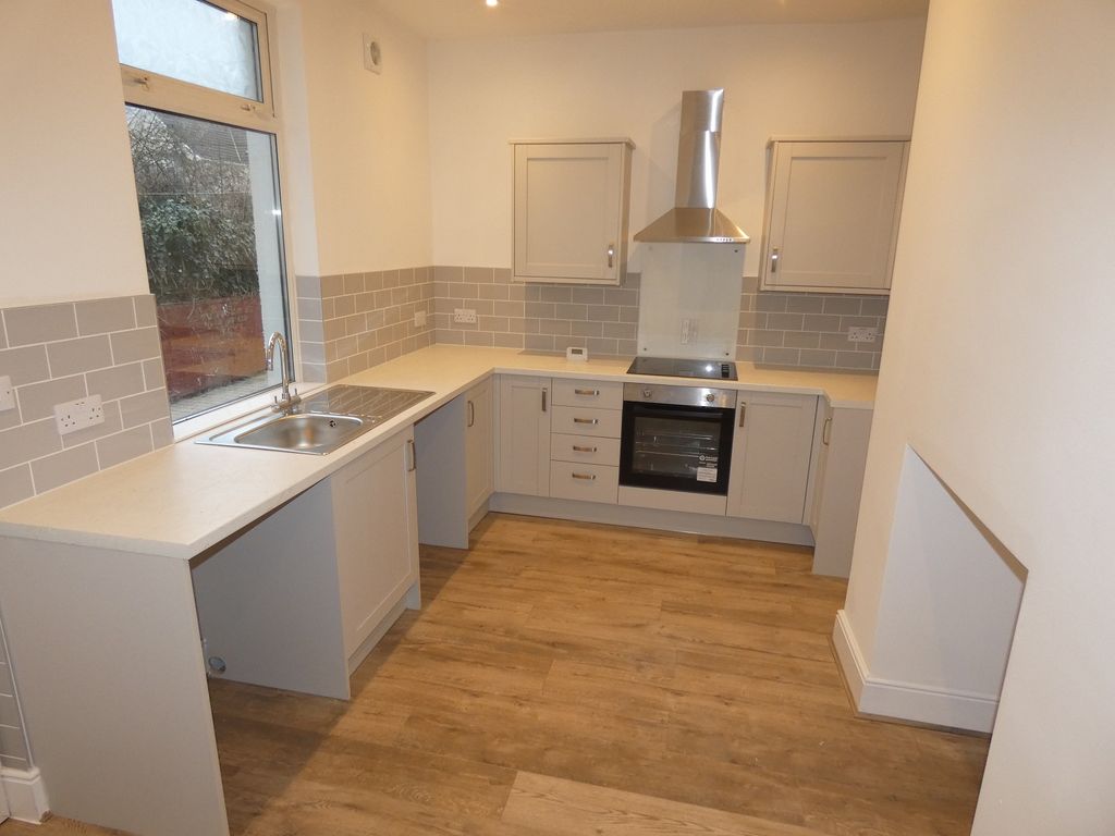 Property photo 3 of 11 Kitchen