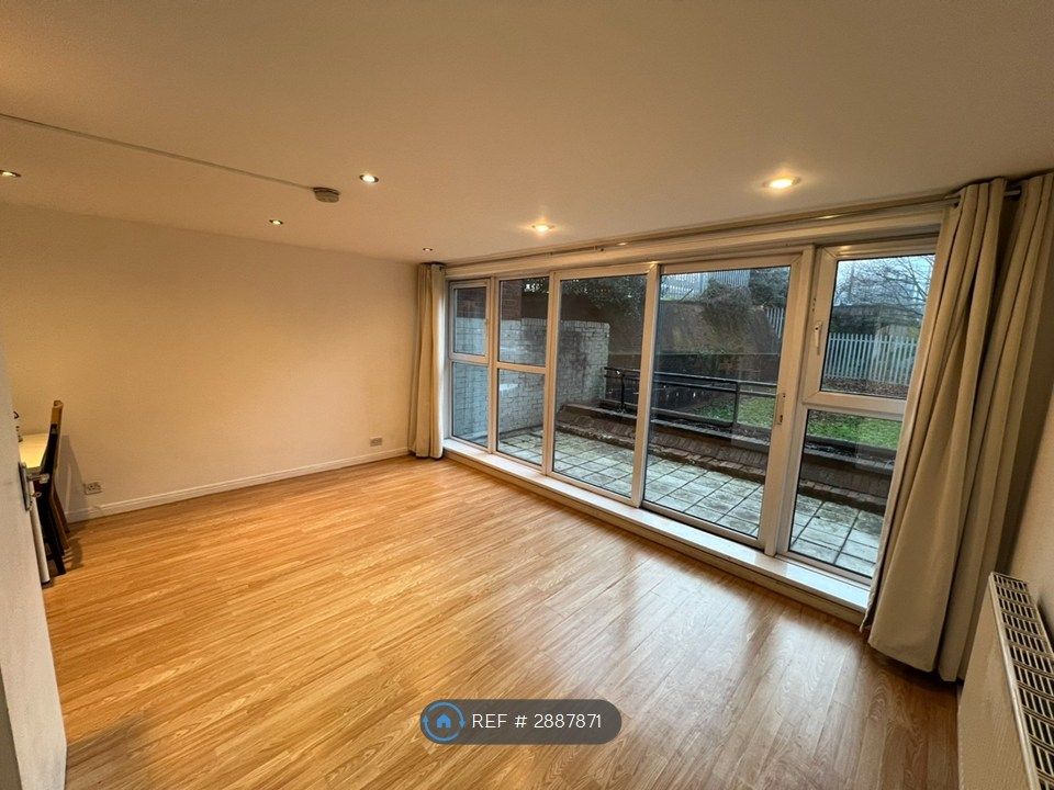 Property photo 1 of 11 Living Room