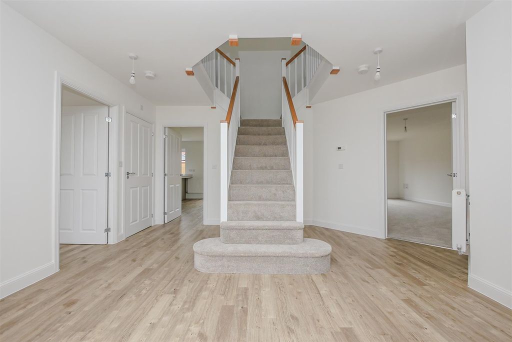 Property photo 2 of 19 Entrance Hall