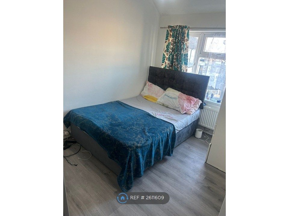 Property photo 1 of 8 Upstairs Double Room