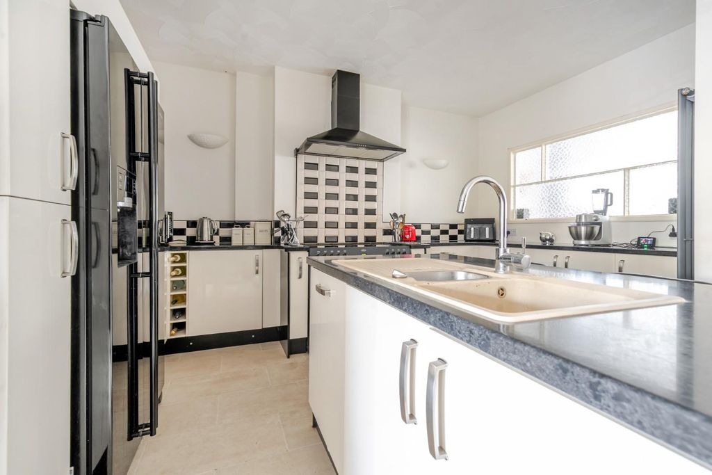 Property photo 3 of 15 1359692-11-68Da9E31A3F7c.Jpg