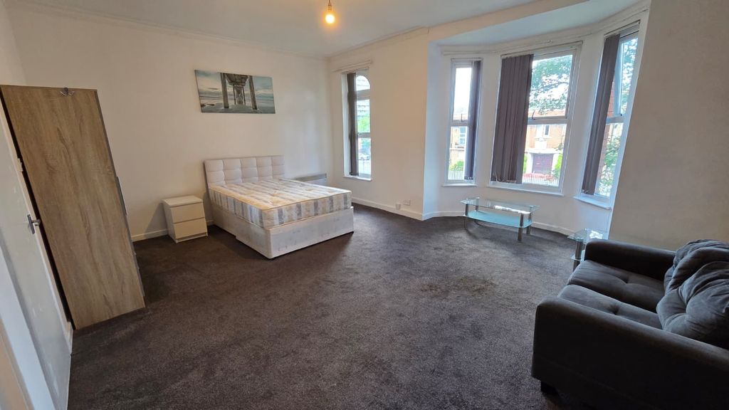 Property photo 2 of 6 Spacious, Bright Bedroom With A Double Bed, Large ...