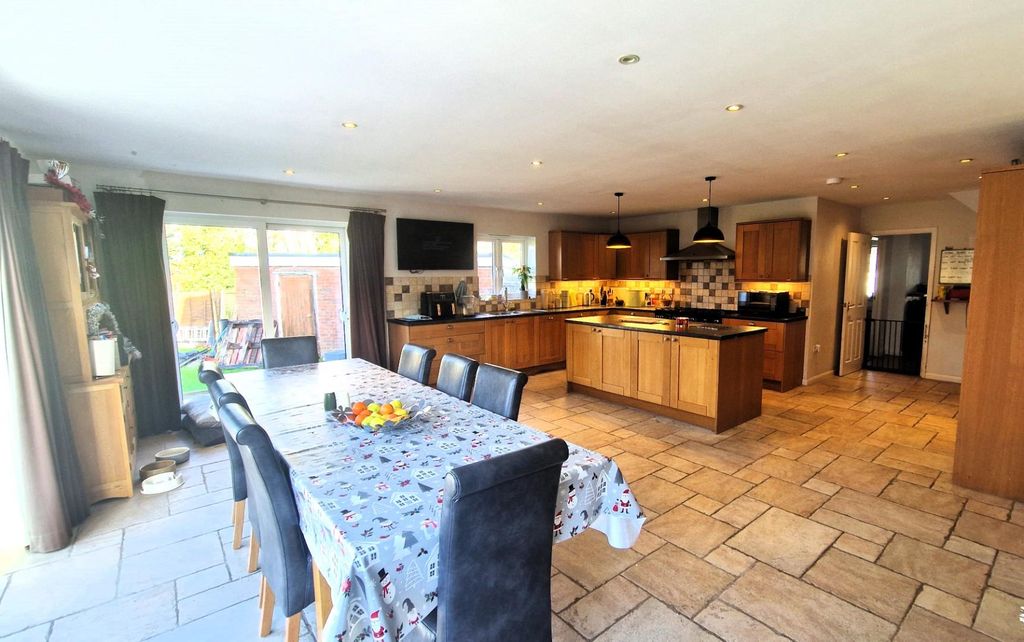 Property photo 2 of 21 Kitchen Penfold.Jpg