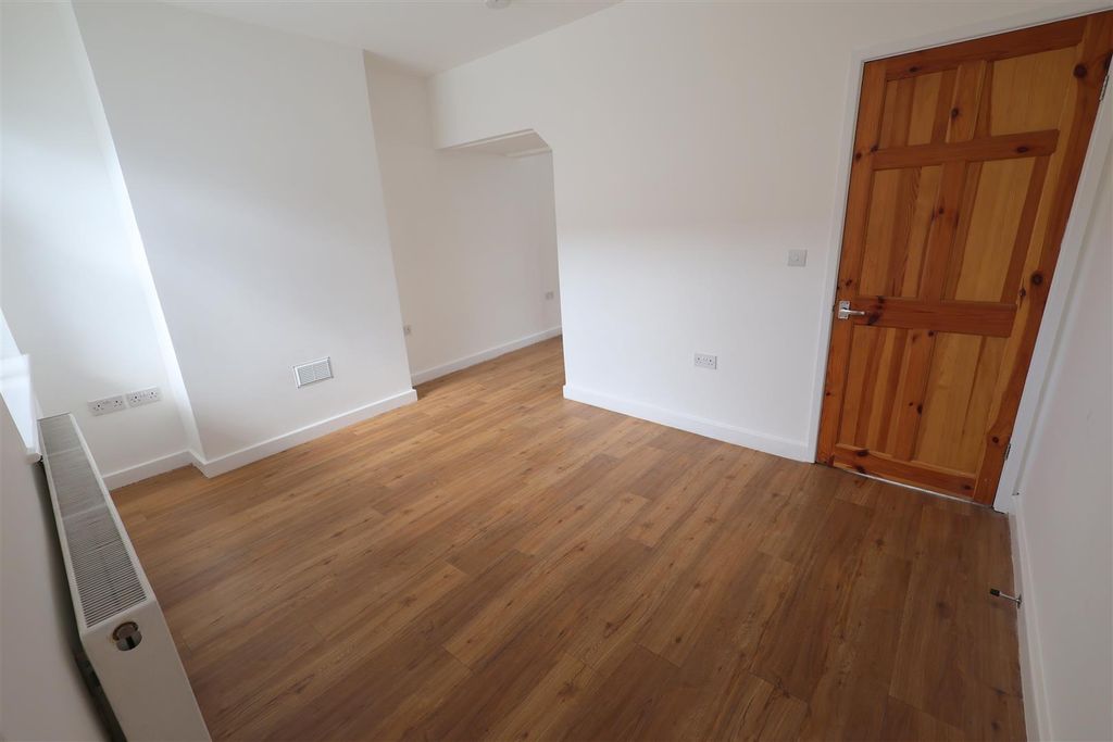 Property photo 3 of 18 Cr Dining Room i.Jpg