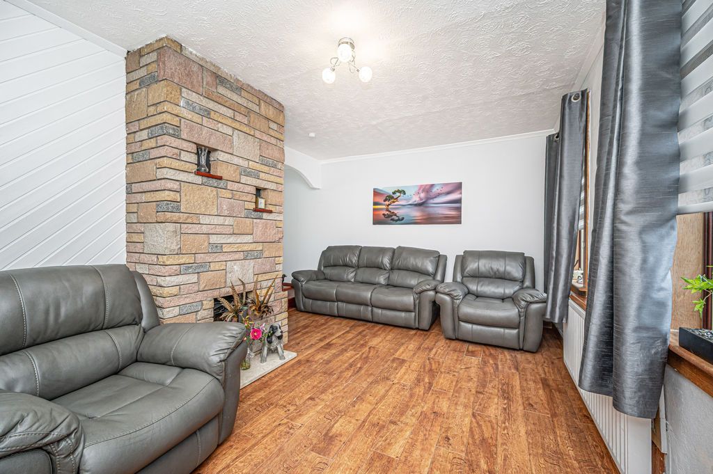 Property photo 3 of 21 Lounge