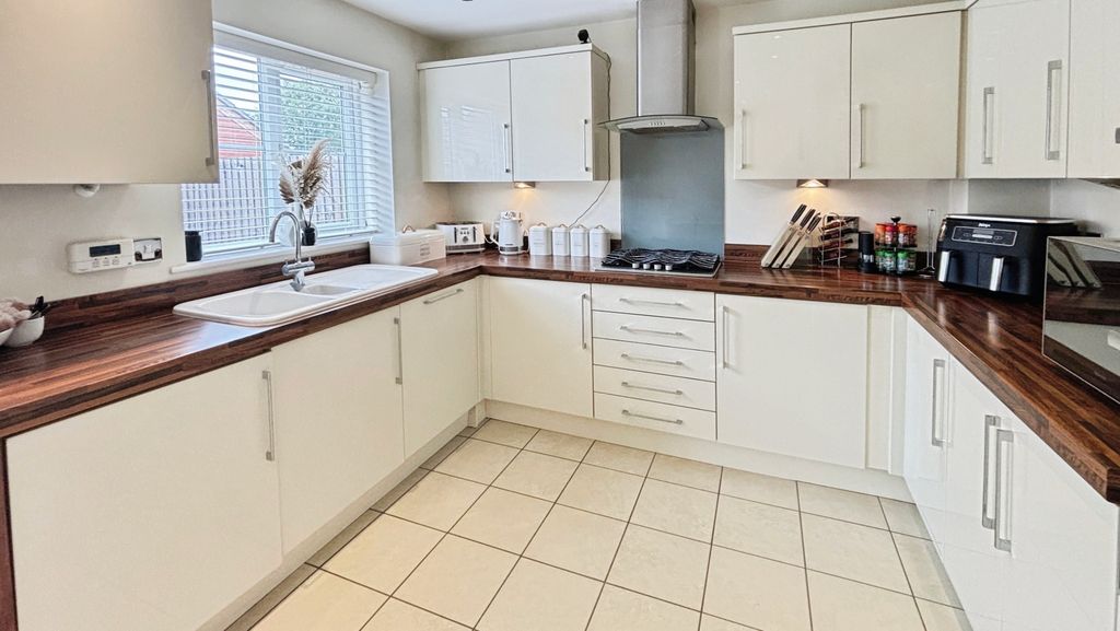 Property photo 3 of 17 Kitchen