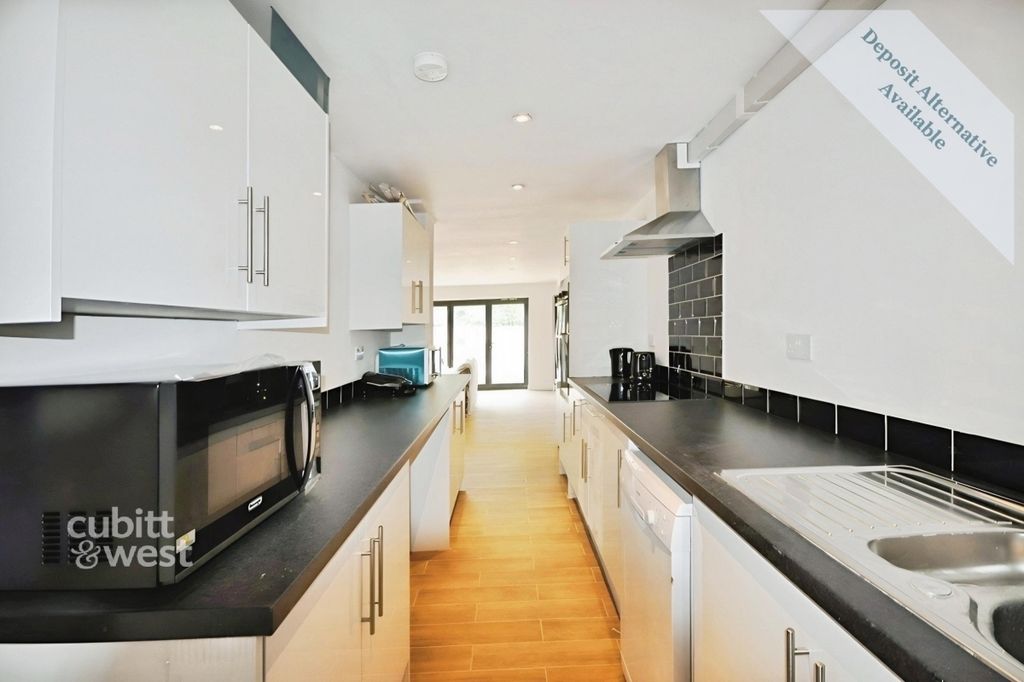 Property photo 2 of 6 Kitchen