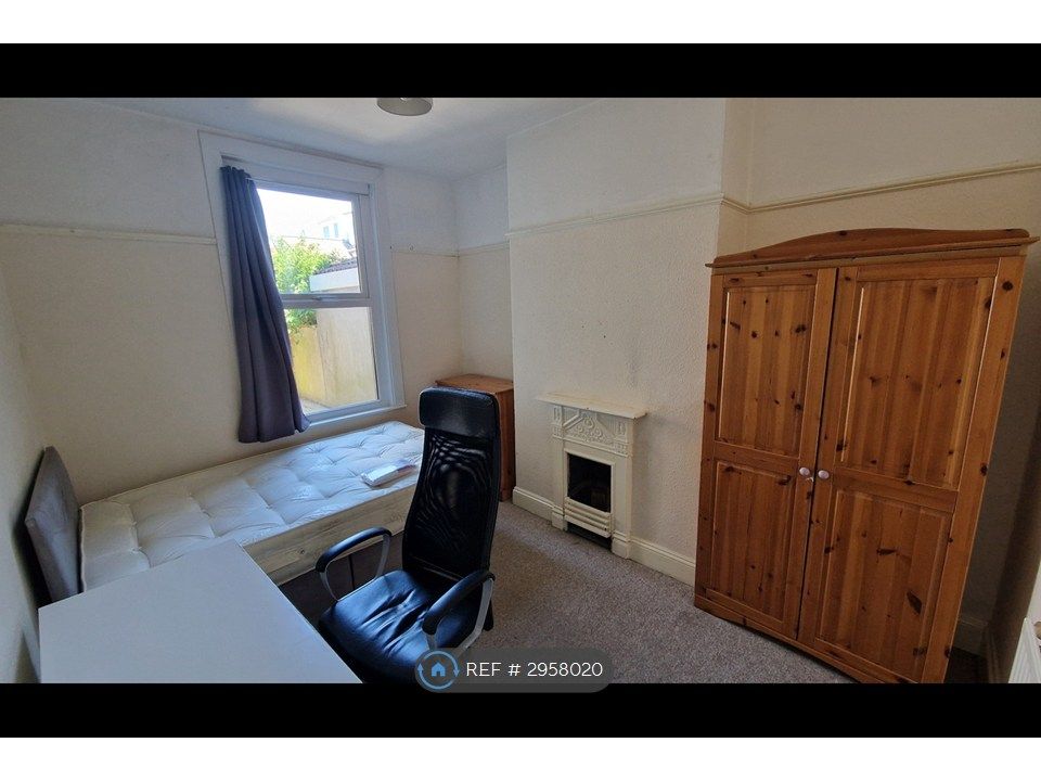 Property photo 3 of 11 Bedroom 1
