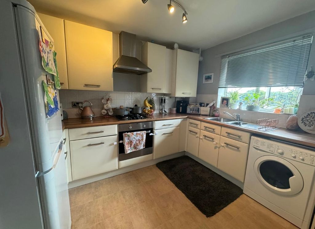 Property photo 1 of 6 Kitchen