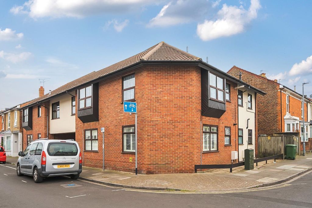 Property photo 2 of 17 1294298-22-68263c1F0ee12-Arw.Nef.Jpg