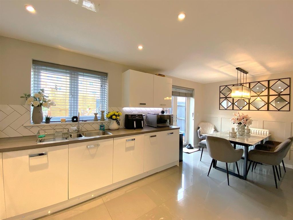 Property photo 3 of 20 8 Daisy Way - Kitchen3.Jpg