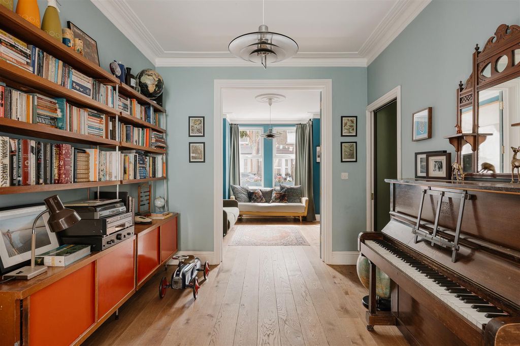 Property photo 3 of 45 37 Cassiobury Road, E17