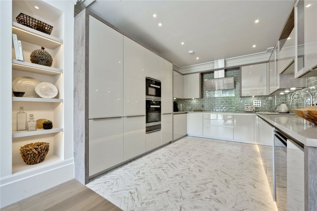 Property photo 2 of 9 Kitchen