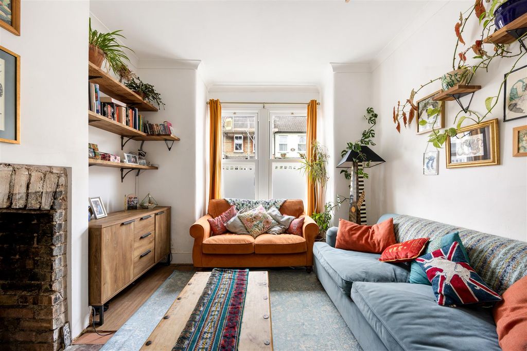 Property photo 2 of 23 St Johns Road, E17