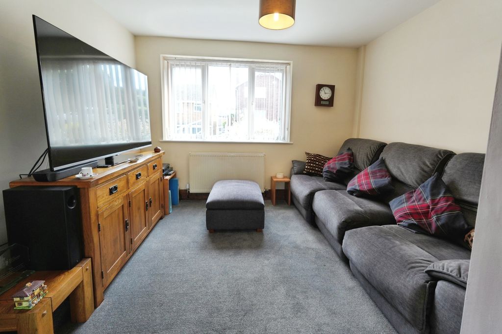 Property photo 3 of 17 Lounge