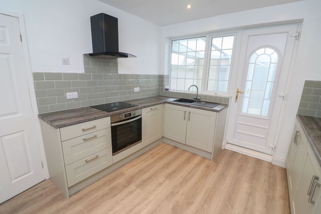 Property photo 3 of 14 Kitchen