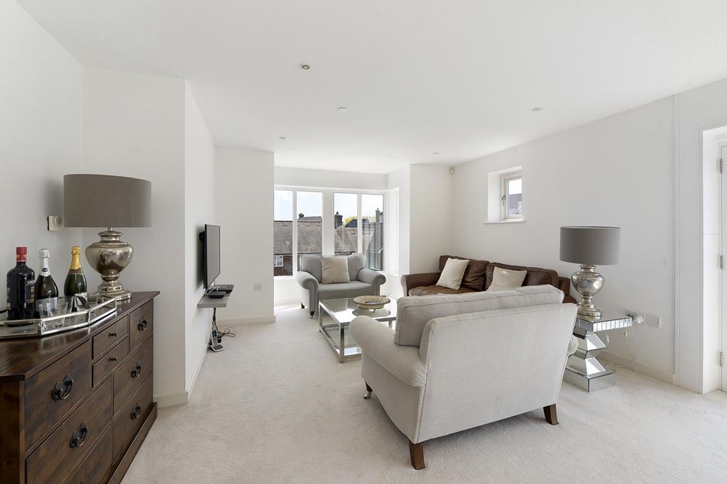 Property photo 3 of 16 Living Space