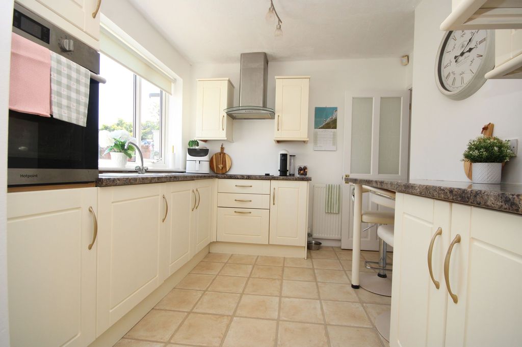 Property photo 3 of 16 Kitchen