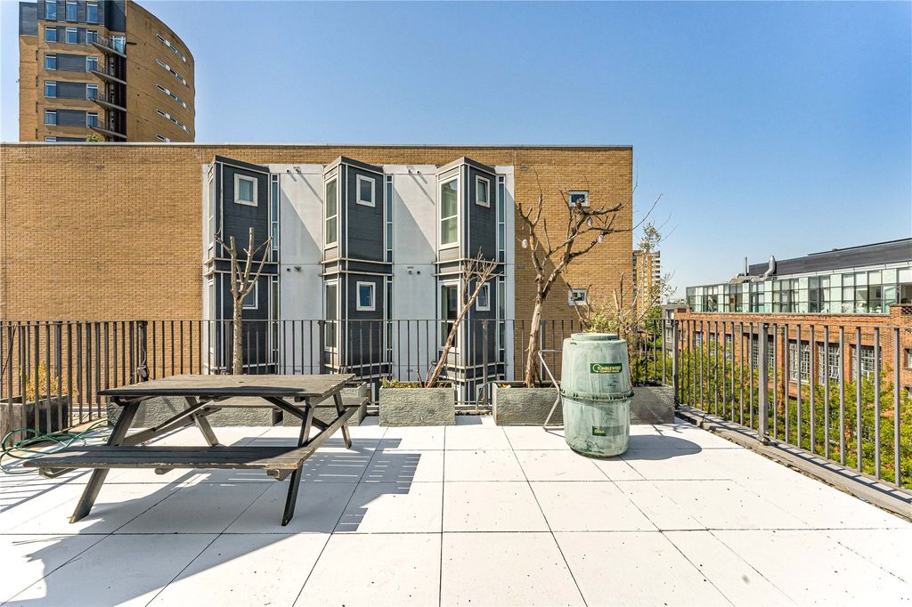 Property photo 2 of 18 Terrace