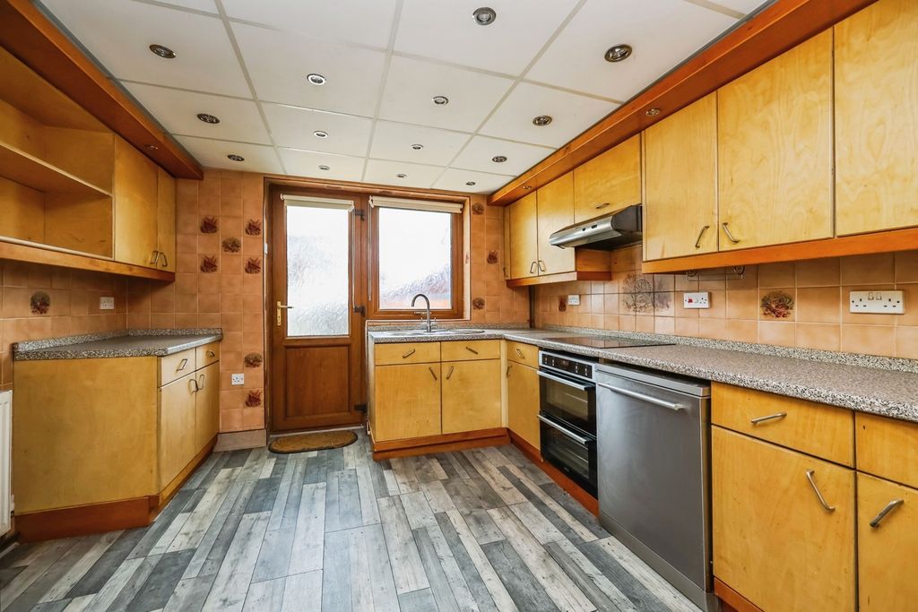 Property photo 3 of 15 Fitted Kitchen