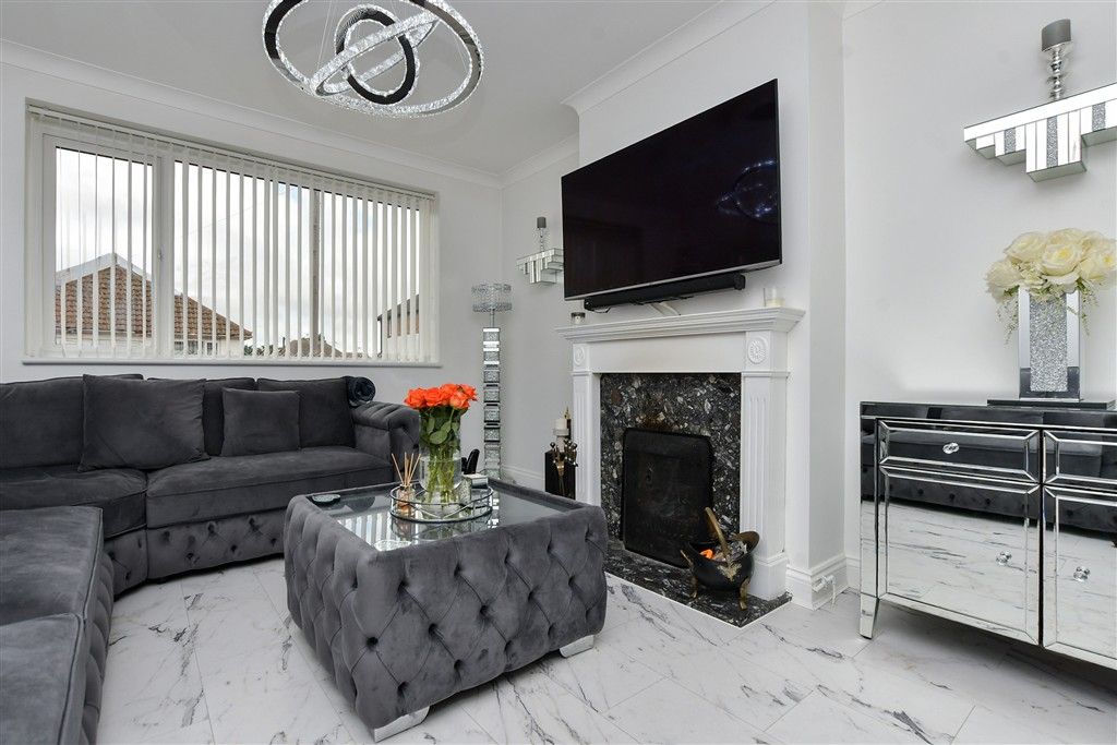 Property photo 3 of 18 Lounge