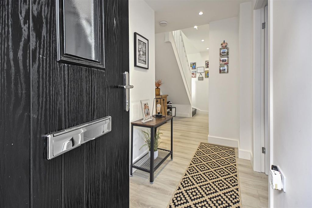 Property photo 2 of 35 2 Dutton Grove Entrance Hall (2).Jpg